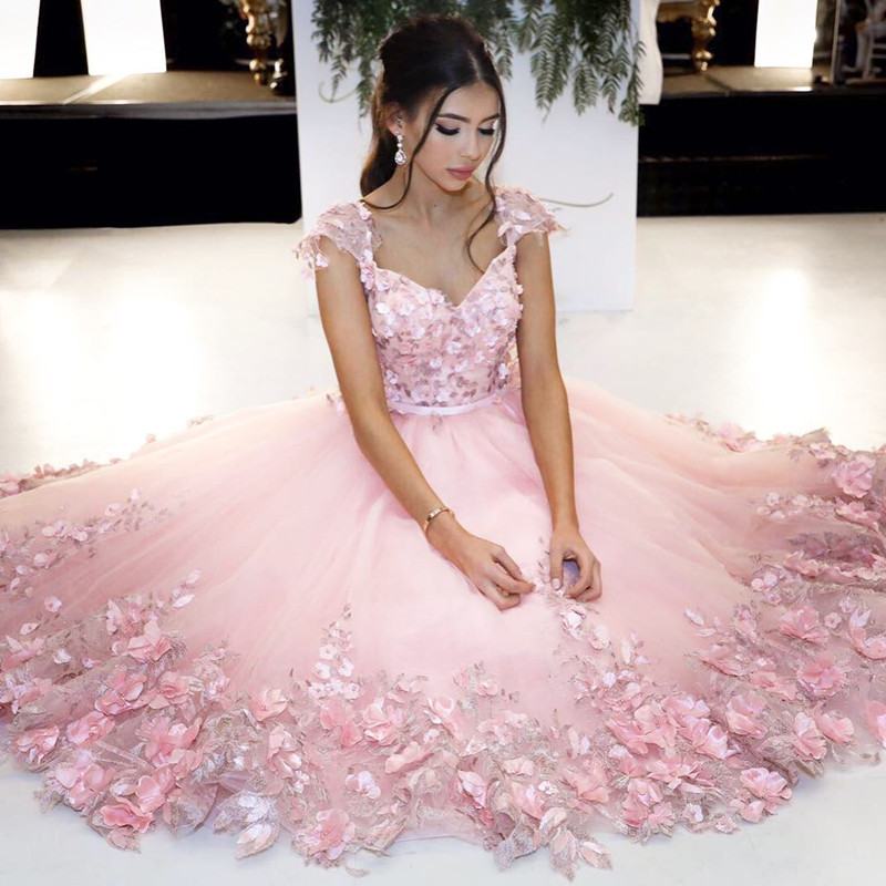 Com flores em alto relevo  Short sleeve prom dresses, Pink formal dresses,  Flower prom dress