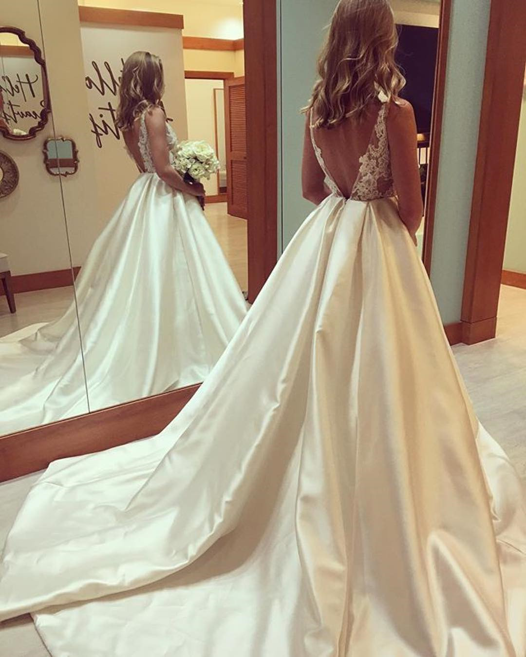 Elegant Lace Appliques Open Back Satin Ball Gowns Wedding Dresses 2017