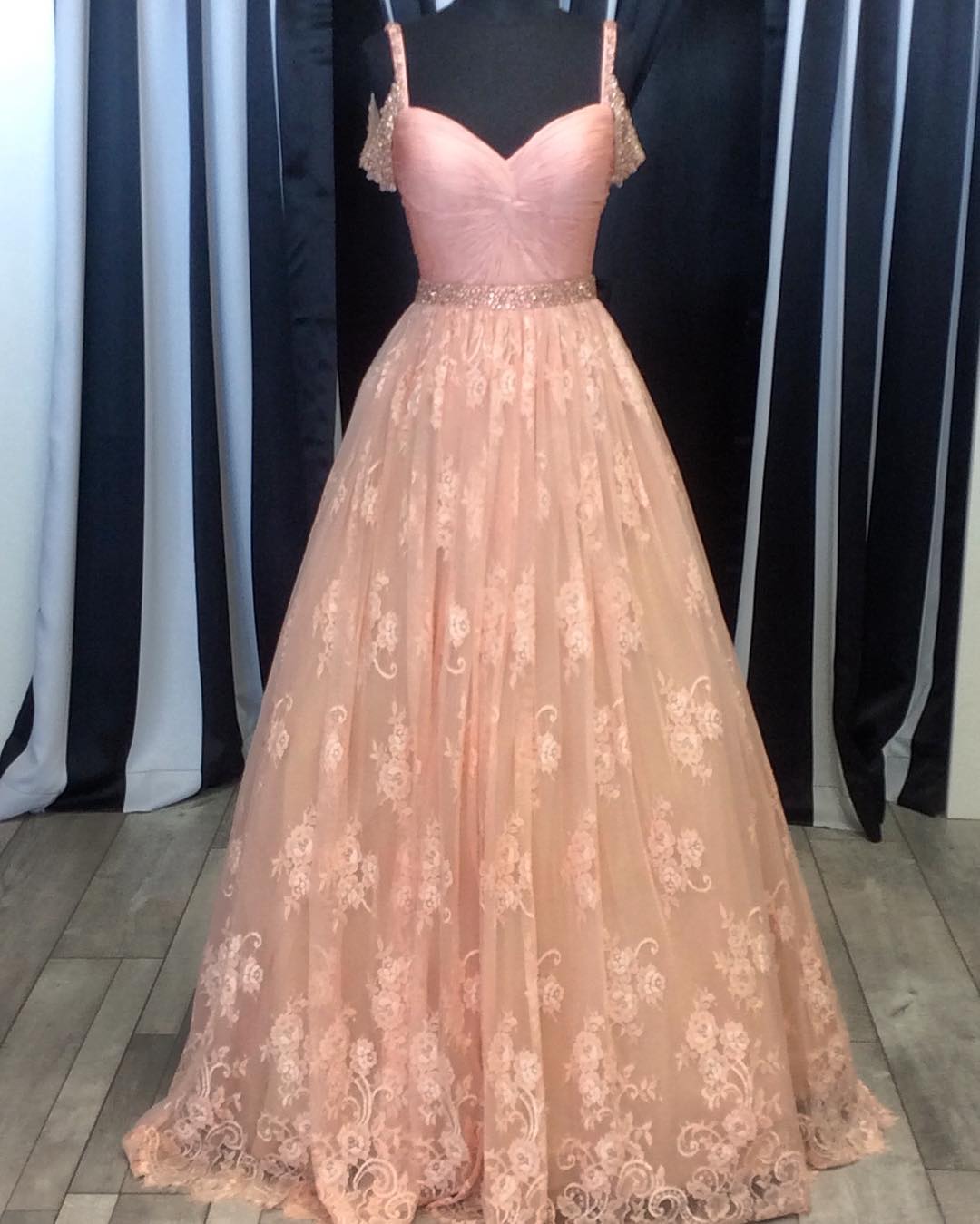 Blush Pink Lace Ball Gowns Prom Dress 2017 Women's Sweetheart Formal Dress With Beaded Straps