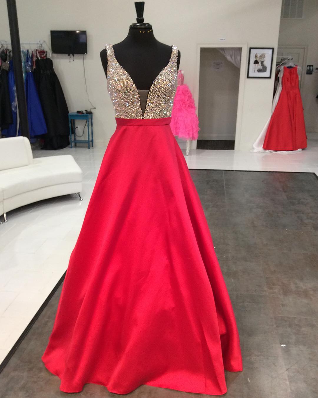 Red Satin Long Prom Dresses Sparkly Beaded V Neck Evening Gowns 2017