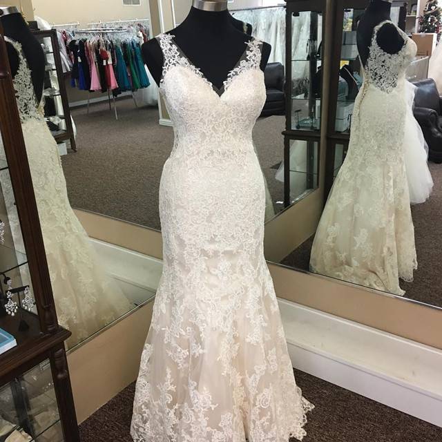v neck wedding dress,lace mermaid wedding dress,vintage wedding dress,bridal gowns,elegant bride dress